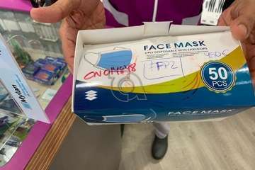 Denuncian que una farmacia de Los Llanos cobra las mascarillas quirúrgicas al precio de las de FFP2 (Foto TA)